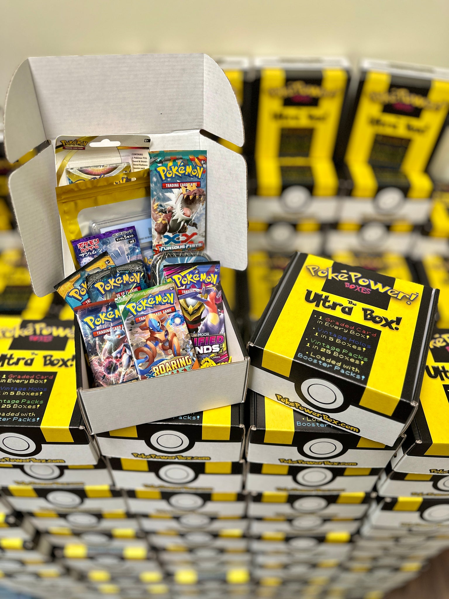 Pokemon BOX Forcas da Natureza THUNDURUS-GX 40822 Copag 98757 – Starhouse  Mega Store